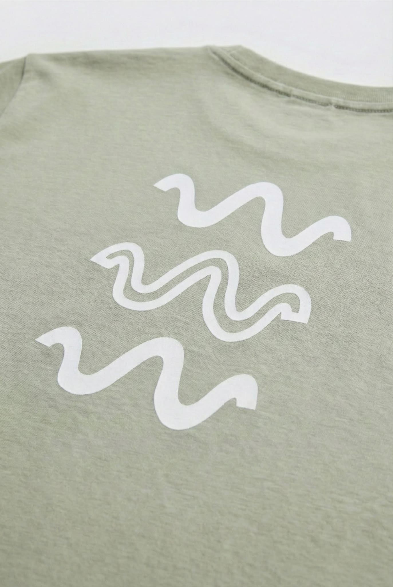 angurä waves tshirt detail